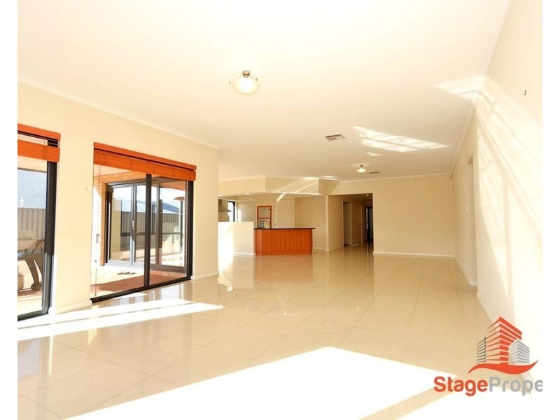 8 Gleeson Entrance, Aveley WA 6069