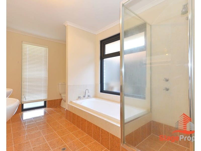 8 Gleeson Entrance, Aveley WA 6069