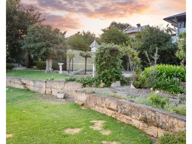 7 Salter Point Parade, Salter Point WA 6152