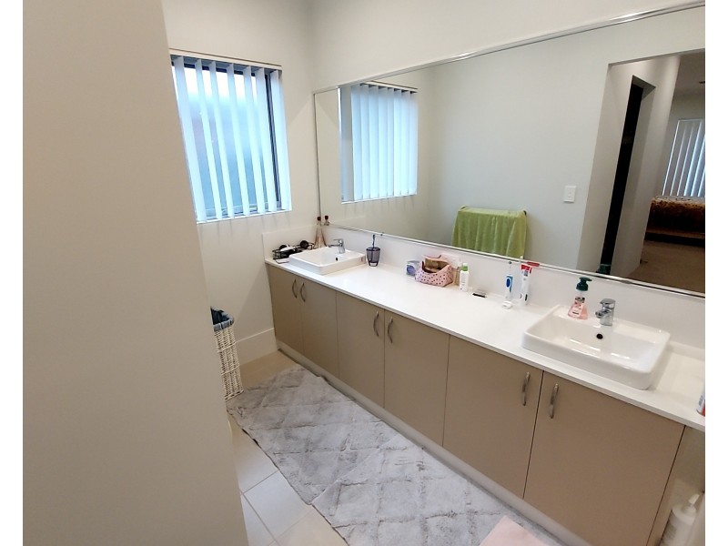 15 Greywacke Entrance, Piara Waters WA 6112