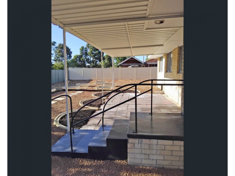 33 Hollybush Way, Kelmscott WA 6111