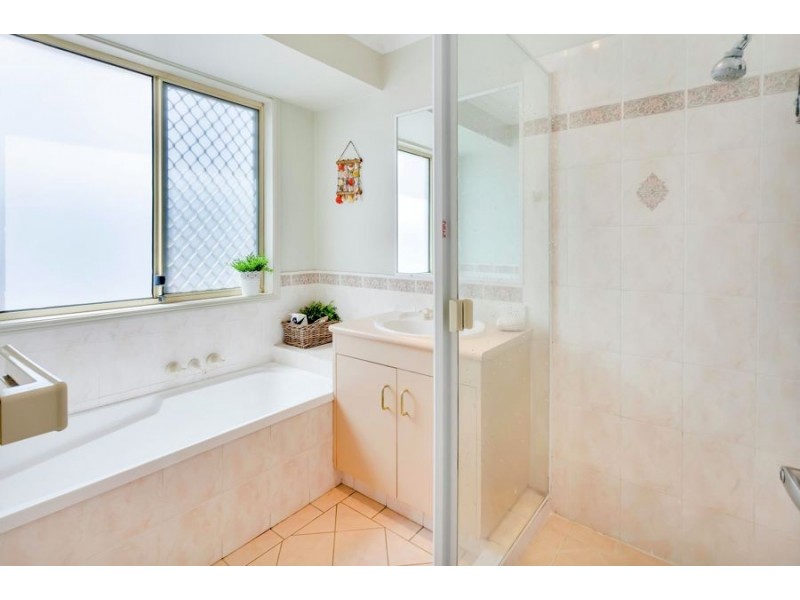 15 Mapia Rise, Pacific Pines QLD 4211