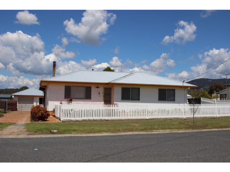 35 Railway Street, Tenterfield NSW 2372