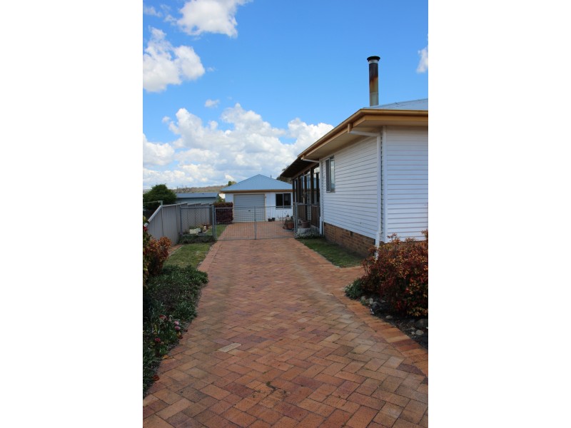 35 Railway Street, Tenterfield NSW 2372