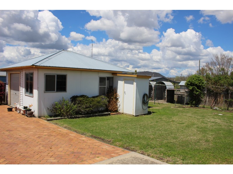 35 Railway Street, Tenterfield NSW 2372