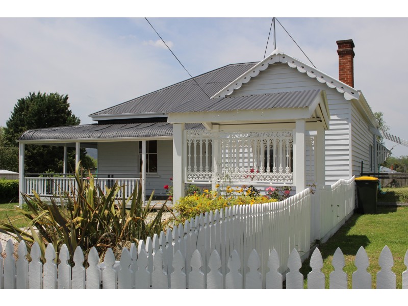 49 Molesworth Street, Tenterfield NSW 2372