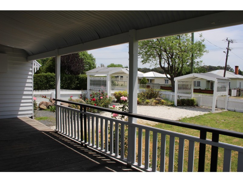 49 Molesworth Street, Tenterfield NSW 2372