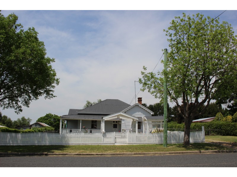 49 Molesworth Street, Tenterfield NSW 2372