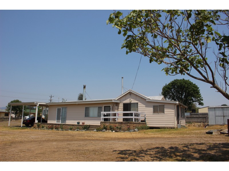 74 Molesworth Street, Tenterfield NSW 2372