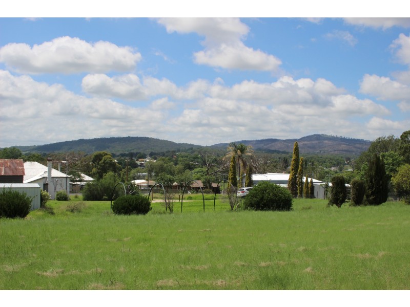 8 Erindee Avenue, Tenterfield NSW 2372