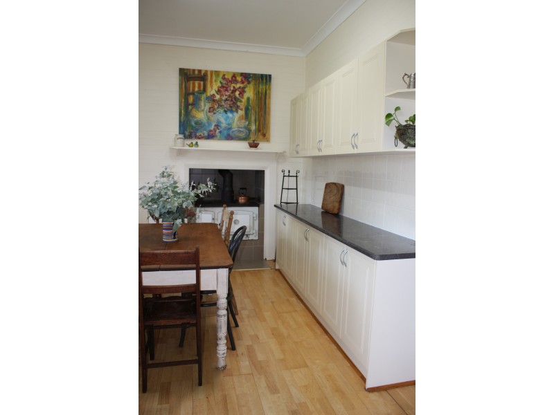8 Erindee Avenue, Tenterfield NSW 2372