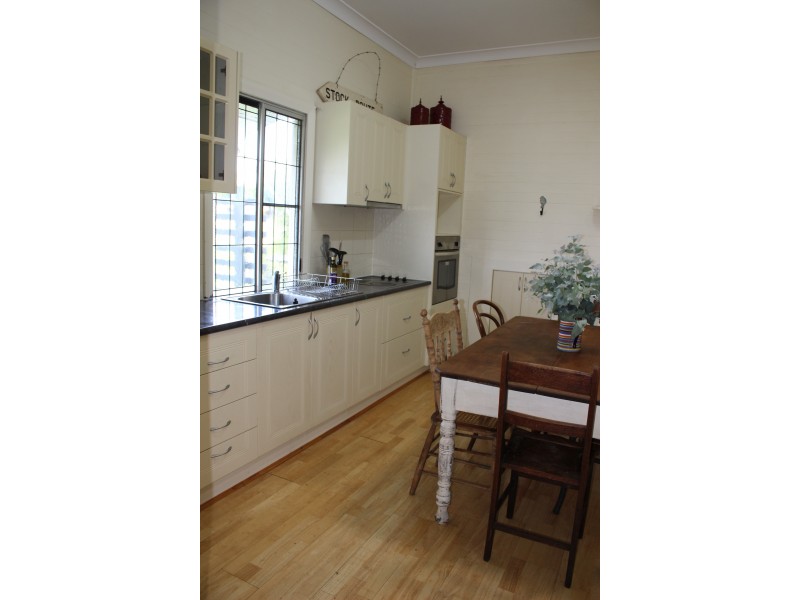 8 Erindee Avenue, Tenterfield NSW 2372