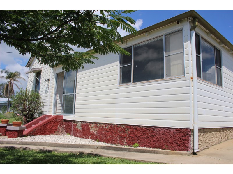 8 Erindee Avenue, Tenterfield NSW 2372