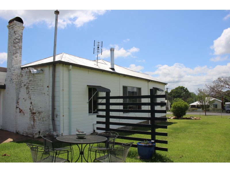 8 Erindee Avenue, Tenterfield NSW 2372