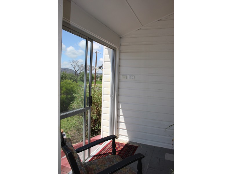 8 Erindee Avenue, Tenterfield NSW 2372