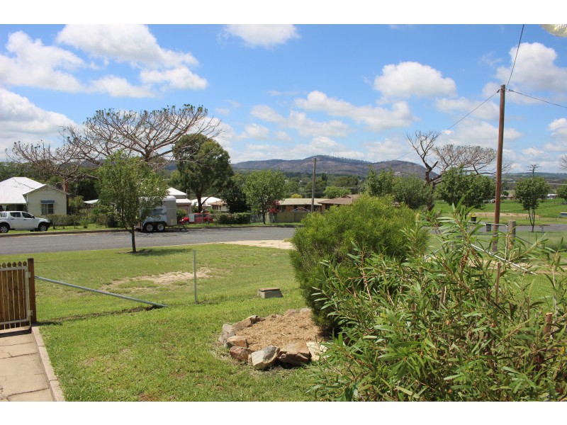 8 Erindee Avenue, Tenterfield NSW 2372
