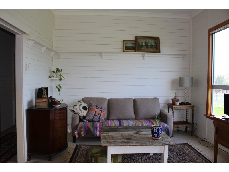8 Erindee Avenue, Tenterfield NSW 2372