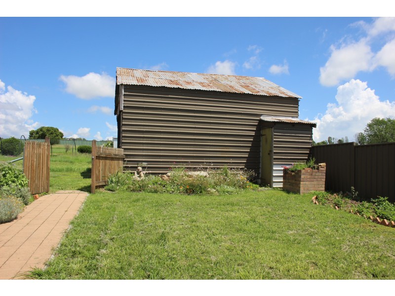 8 Erindee Avenue, Tenterfield NSW 2372