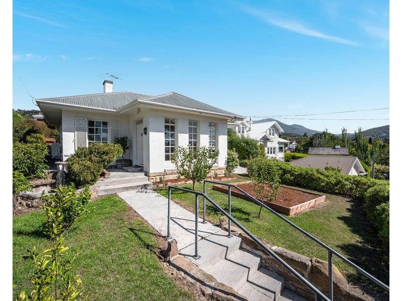 3 ILFRACOMBE CRESCENT, Sandy Bay TAS 7005