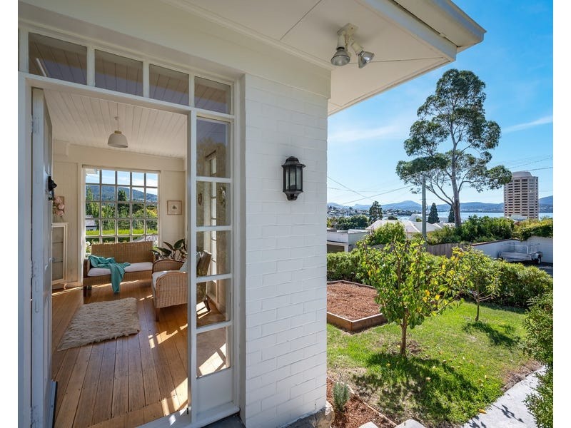 3 ILFRACOMBE CRESCENT, Sandy Bay TAS 7005
