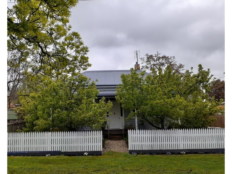 8 Bull  Street, Castlemaine VIC 3450
