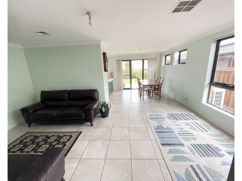 18 Glory Road, Glenfield NSW 2167