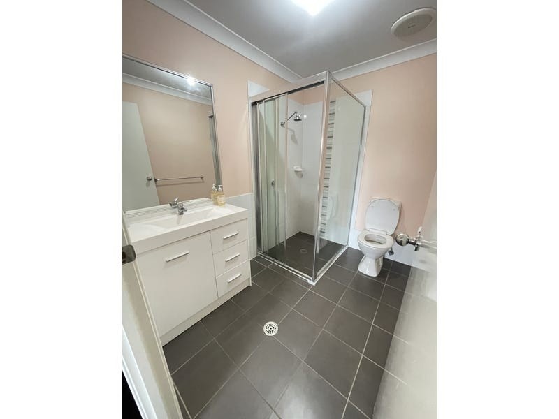18 Glory Road, Glenfield NSW 2167