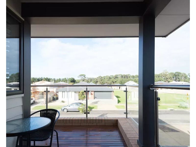 18 Half Moon Crescent, Indented Head VIC 3223