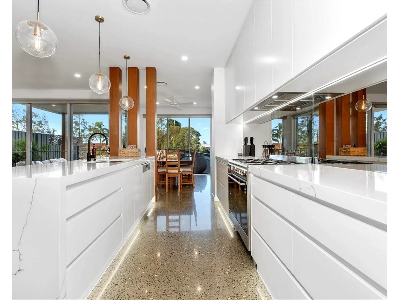 3 Kingfisher Crescent, Burleigh Waters QLD 4220