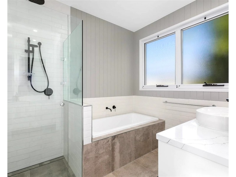 3 Kingfisher Crescent, Burleigh Waters QLD 4220