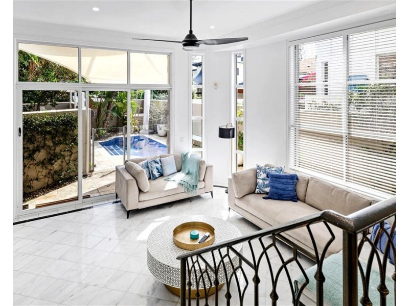 2/42 Tedder Ave, Main Beach QLD 4217