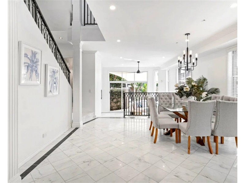 2/42 Tedder Ave, Main Beach QLD 4217