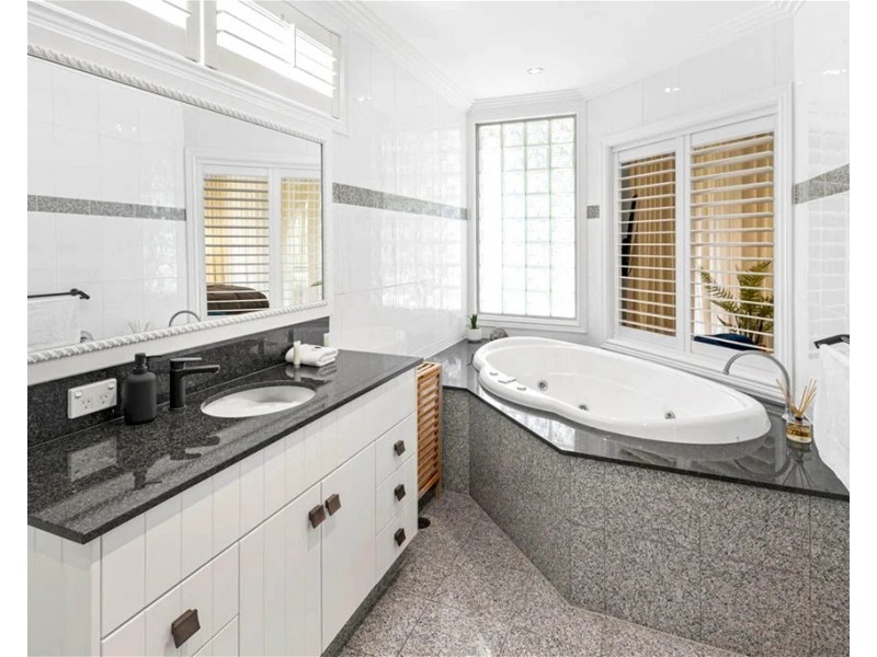 2/42 Tedder Ave, Main Beach QLD 4217