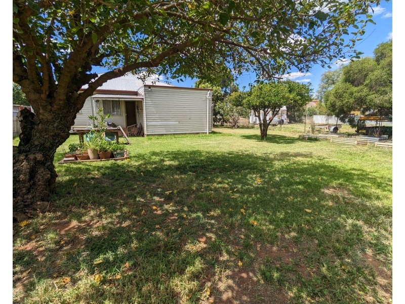32 Gobondery Street, Trundle NSW 2875