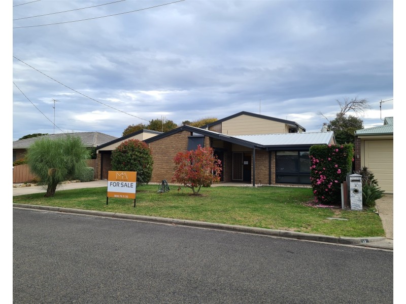 8  Endeavour Court, Lakes Entrance VIC 3909