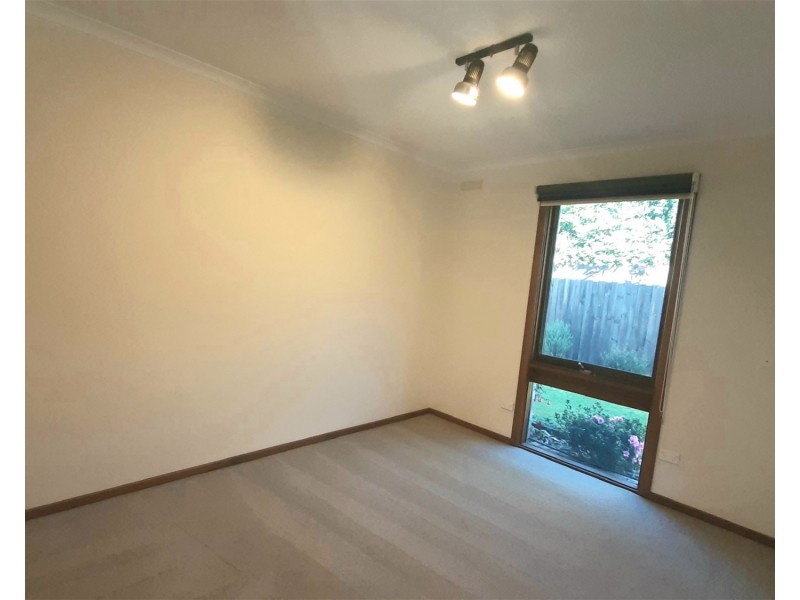 8  Endeavour Court, Lakes Entrance VIC 3909