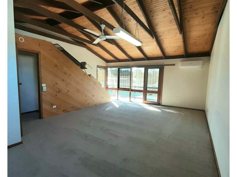 8  Endeavour Court, Lakes Entrance VIC 3909