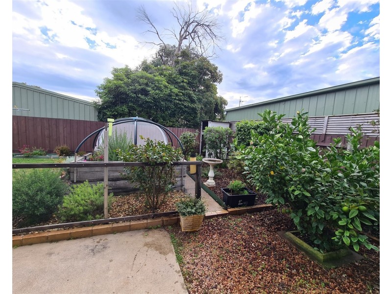 8  Endeavour Court, Lakes Entrance VIC 3909