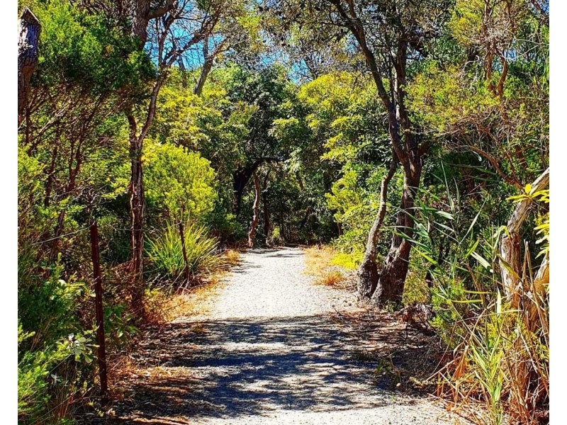 8  Endeavour Court, Lakes Entrance VIC 3909