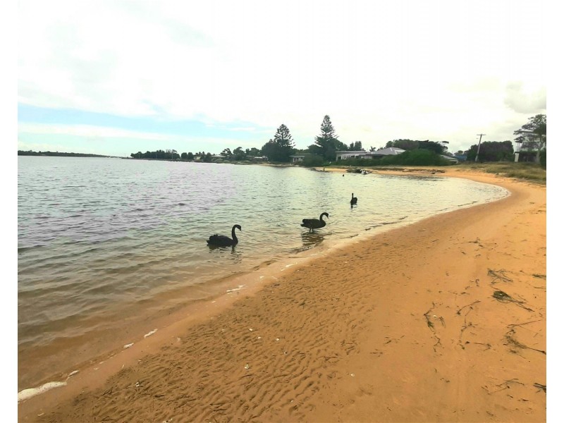 8  Endeavour Court, Lakes Entrance VIC 3909