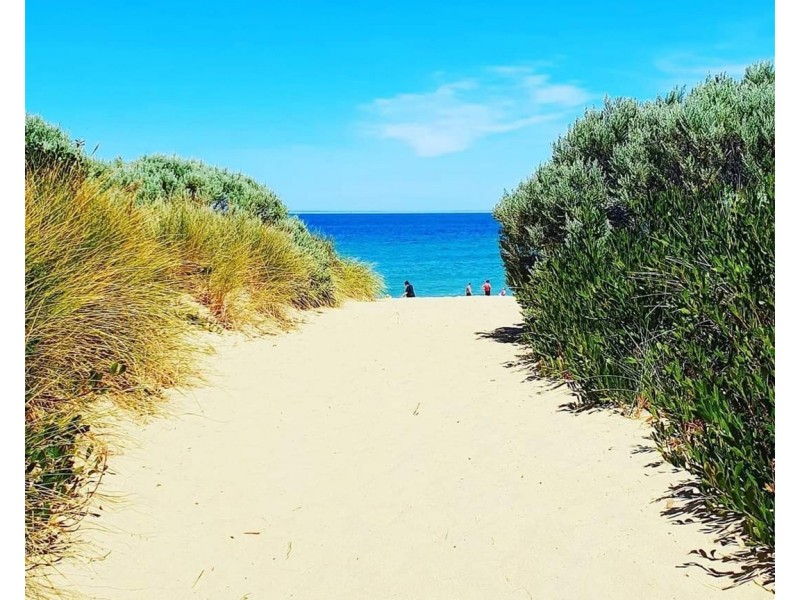 8  Endeavour Court, Lakes Entrance VIC 3909