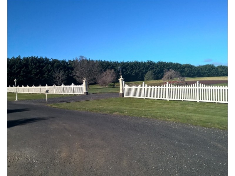 77  Leslie Road, Gisborne VIC 3437