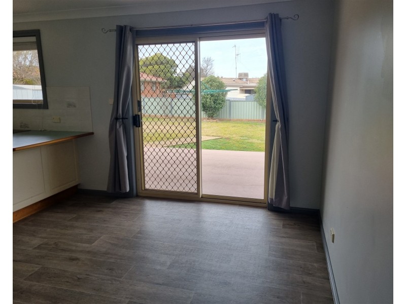 21 Thomas Tom Crescent, Parkes NSW 2870