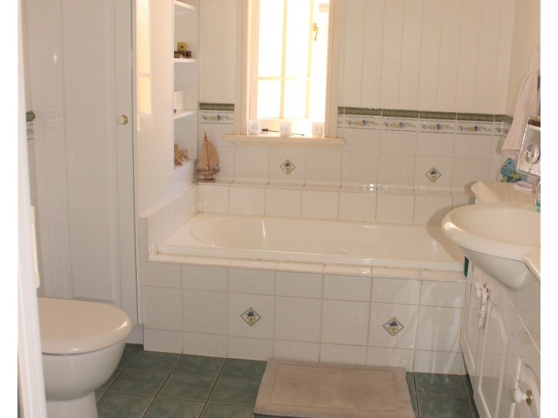 58 A Cotton St,, Shorncliffe QLD 4017