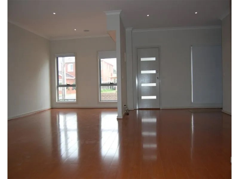 1/10 Kinnane Cres, Sunshine VIC 3020