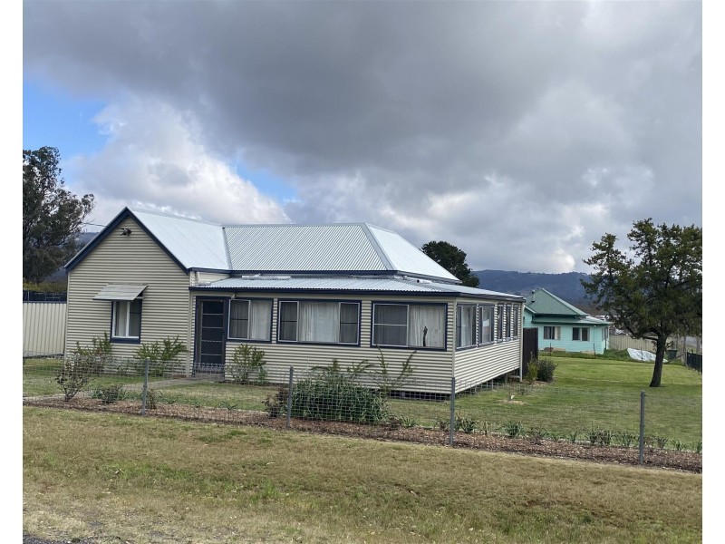 52 Logan Street, Tenterfield NSW 2372