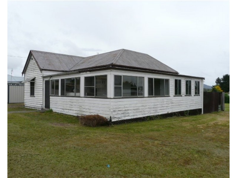 52 Logan Street, Tenterfield NSW 2372