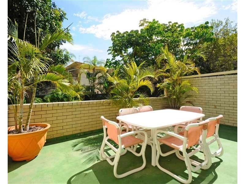 2/18 First Avenue, Broadbeach QLD 4218