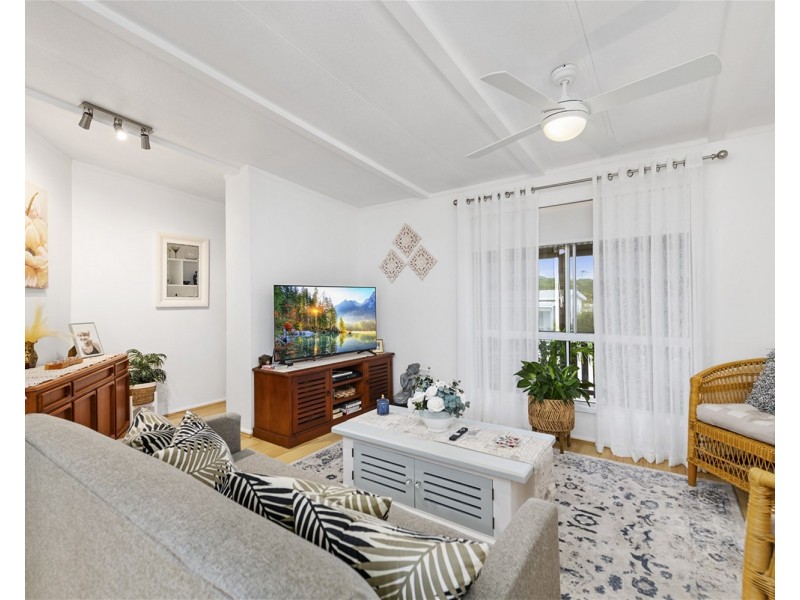 11 Sixth Avenue, Green Point NSW 2251