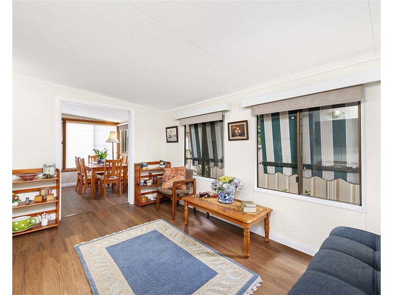 1 River Oak Road, Green Point NSW 2251